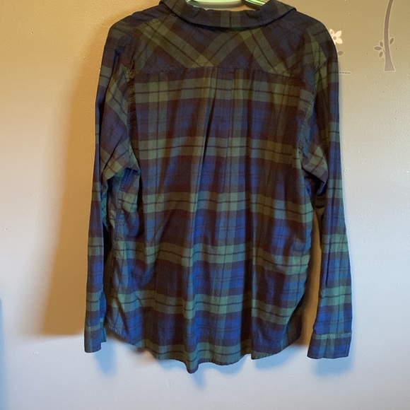 💚A warm plaid shirt just in time for cool temperatures. - Picture 4 of 5